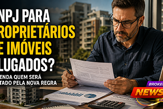 Proprietário analisa documentos fiscais e contratos de locação ao lado de imóveis residenciais, representando as novas regras da Reforma Tributária para grandes locadores e a possível exigência de CNPJ.