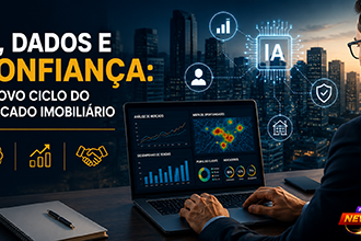 Profissional do mercado imobiliário utilizando Inteligência Artificial em um ambiente corporativo moderno. Em primeiro plano, um notebook exibe gráficos, indicadores de desempenho, mapas de calor, análise de dados imobiliários e painéis com métricas de mercado. Ao lado, elementos digitais representam algoritmos de IA conectando imóveis, clientes e informações estratégicas. Ao fundo, uma cidade com edifícios residenciais e comerciais simboliza a transformação digital do setor imobiliário. A composição transmite inovação, análise de dados, tecnologia, confiança, inteligência de mercado e tomada de decisões baseada em informações confiáveis.