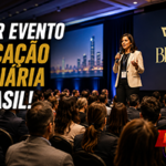 Auditório lotado durante o Locação Blindada 2026, com Raquel Queiroz Braga palestrando para empresários, gestores, corretores e especialistas em locação imobiliária, representando o maior evento do segmento no Brasil.