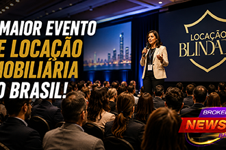 Auditório lotado durante o Locação Blindada 2026, com Raquel Queiroz Braga palestrando para empresários, gestores, corretores e especialistas em locação imobiliária, representando o maior evento do segmento no Brasil.