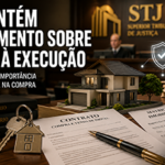 Mesa de reunião com contrato de compra e venda de imóvel, documentos jurídicos, matrícula imobiliária, carimbo judicial e um juiz ao fundo em ambiente institucional. Em destaque, um imóvel residencial e elementos gráficos representando segurança jurídica, execução fiscal e análise documental, transmitindo a importância da verificação legal nas transações imobiliárias.