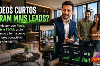 Corretor de imóveis grava um vídeo de apresentação de um apartamento com um smartphone enquanto um cliente acompanha a visita. Ao fundo, um ambiente moderno e bem iluminado representa a produção de conteúdo para Reels, Shorts e TikTok como estratégia de geração de leads no mercado imobiliário.