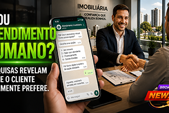 Corretor de imóveis atendendo um cliente pessoalmente enquanto, ao lado, uma tela de celular exibe um chatbot no WhatsApp. A cena simboliza o contraste entre a automação e o atendimento humanizado, destacando que pesquisas indicam maior confiança dos consumidores quando conseguem falar com uma pessoa em negociações imobiliárias.