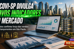 Fotografia hiper-realista de uma mesa corporativa elegante com notebook exibindo gráficos de crescimento do mercado imobiliário, relatórios estatísticos, maquete de edifício residencial moderno e skyline da cidade de São Paulo ao fundo, representando a divulgação da Pesquisa do Mercado Imobiliário do Secovi-SP e os indicadores de vendas, lançamentos e investimentos do setor.