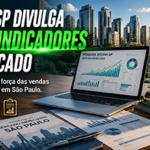 Fotografia hiper-realista de uma mesa corporativa elegante com notebook exibindo gráficos de crescimento do mercado imobiliário, relatórios estatísticos, maquete de edifício residencial moderno e skyline da cidade de São Paulo ao fundo, representando a divulgação da Pesquisa do Mercado Imobiliário do Secovi-SP e os indicadores de vendas, lançamentos e investimentos do setor.