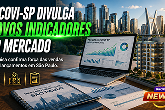 Fotografia hiper-realista de uma mesa corporativa elegante com notebook exibindo gráficos de crescimento do mercado imobiliário, relatórios estatísticos, maquete de edifício residencial moderno e skyline da cidade de São Paulo ao fundo, representando a divulgação da Pesquisa do Mercado Imobiliário do Secovi-SP e os indicadores de vendas, lançamentos e investimentos do setor.