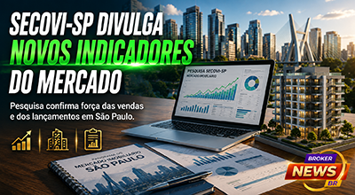 Fotografia hiper-realista de uma mesa corporativa elegante com notebook exibindo gráficos de crescimento do mercado imobiliário, relatórios estatísticos, maquete de edifício residencial moderno e skyline da cidade de São Paulo ao fundo, representando a divulgação da Pesquisa do Mercado Imobiliário do Secovi-SP e os indicadores de vendas, lançamentos e investimentos do setor.