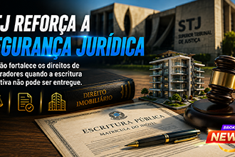 Fotografia hiper-realista de um juiz segurando um martelo de madeira diante de documentos imobiliários, escritura pública, matrícula de imóvel e maquete de edifício moderno, com o prédio do Superior Tribunal de Justiça ao fundo desfocado, simbolizando segurança jurídica, decisões judiciais e proteção aos compradores no mercado imobiliário brasileiro.