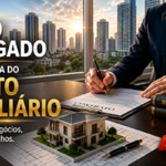 Advogado especializado em Direito Imobiliário analisando documentos de uma operação imobiliária