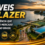 Fotografia hiper-realista de um condomínio de lazer de alto padrão à beira de um lago, com casas modernas, marina, piscina, áreas verdes, quadras esportivas, famílias caminhando e pôr do sol refletindo na água, representando a crescente valorização dos imóveis de lazer no mercado imobiliário brasileiro.