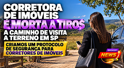 Corretora de imóveis em visita a propriedade com protocolo de segurança profissional